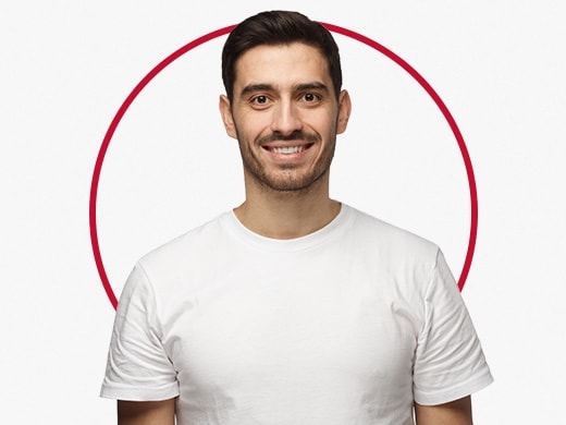 Smilende mand i hvid t-shirt, der er glad efter Canesten® behandling mod svamp i skridtet