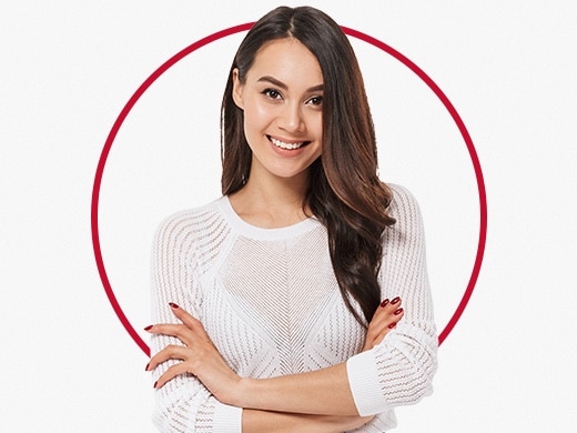 Smilende kvinde i hvid sweater, der er glad efter Canesten® behandling